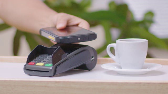 用手机付款。2019冠状病毒病大流行期间，小咖啡店采用NFC技术的非接触式支付。社交距离可以让曲线变平。