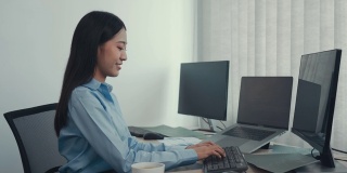 亚洲妇女工作代码程序开发人员电脑网页开发工作设计软件在办公桌上的办公室。