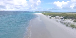 加勒比海热带岛屿海岸的田园风光，大西洋环礁，绿松石水沙滩