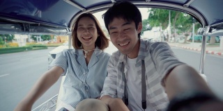 一对浪漫的年轻情侣一起在泰国曼谷地标旅游