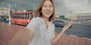 年轻女子独自旅行在曼谷的地标泰国。在曼谷漫步的年轻女子