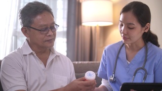 护士和病人在病人家中使用数字平板电脑进行医疗咨询视频素材模板下载