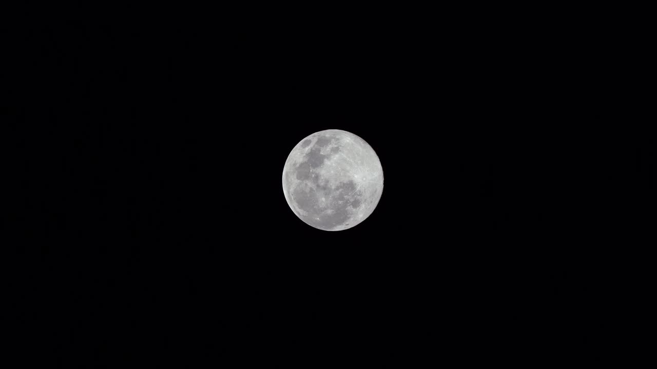 满月叠黑夜空。从地球的角度看，满月是月相。它发生在地球位于太阳和月亮之间，看起来像一个圆形的圆盘