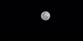 满月叠黑夜空。从地球的角度看，满月是月相。它发生在地球位于太阳和月亮之间，看起来像一个圆形的圆盘