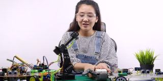 机器人工程师或学生测试机器人手臂模型的移动。为辅助技术，无障碍，假肢设备，残疾概念的创新技术机械。白色背景。