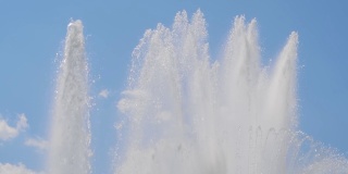 喷泉的水溅向蓝天——慢镜头