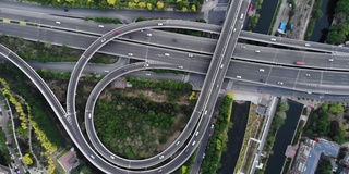 无人机视图，道路交叉口的俯视图