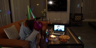 父亲生日快乐的视频系列使用笔记本电脑视频通话。隔离期间保持社交距离，自我隔离。