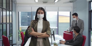 亚洲商务人士在办公室开会时戴口罩已成为新常态