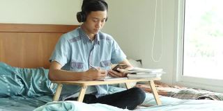 亚洲男孩在家学习