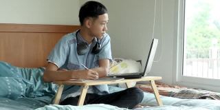 十几岁的亚洲男孩学习期间的社交距离在家里