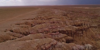 悬崖(白塔)蒙古戈壁沙漠。沙丘，草原，戈壁。