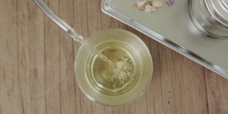 俯视图玻璃杯中的玫瑰茶