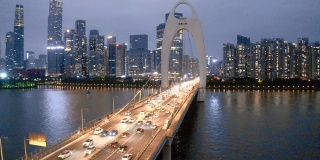 交通通过桥梁到城市