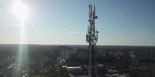 4G和5G蜂窝通信塔。基站或基站收发站。无线通信天线发射机。电信塔与天线对抗蓝天。