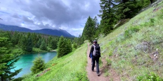 家庭徒步旅行在山谷的五湖步道，贾斯珀，加拿大