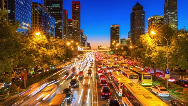 晚上北京繁忙的交通和现代化的建筑。