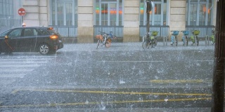 极端天气，冰雹，暴雨，巴黎街道上的暴风雨冰雹会打击自行车