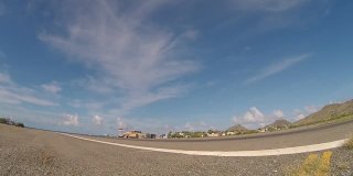 一架小飞机降落在加勒比海热带岛屿的机场上