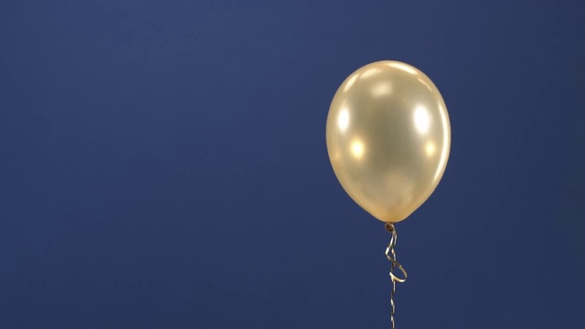 这个装饰元素——一个金色的气球——出现在视频中，作为一个彩色钥匙上的惊喜，是情人节、生日、圣诞节或新年的礼物。