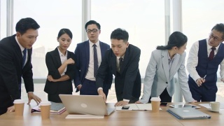 亚洲商人在办公室开会讨论商业计划视频素材模板下载