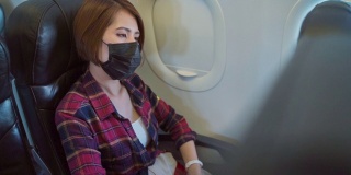 在新冠肺炎疫情期间乘坐飞机的亚洲女性