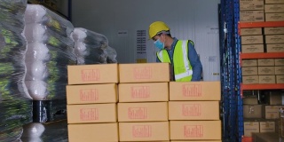 仓库工人在仓库物流中搬运货物。