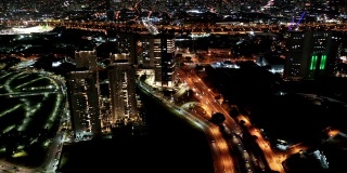 灯光城市夜间鸟瞰图。城市生活空中景观。伟大的景观。城市夜景的空中景观。城市的天线。城市市区