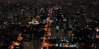 灯光城市夜间鸟瞰图。城市生活空中景观。伟大的景观。城市夜景的空中景观。城市的天线。城市市区