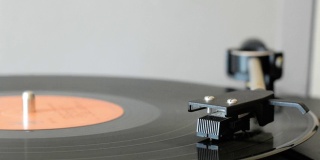 黑胶唱片机的手臂在黑胶唱片上向下。旋转旧黑胶唱片。