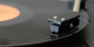 黑胶唱片播放器旋转在复古黑胶唱机和黑胶唱片与滴针针。