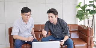 保险代理人向亚洲资深男士介绍如何在家使用笔记本电脑购买健康保险