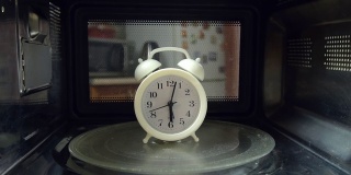 闹钟在微波炉里的盘子上旋转。
