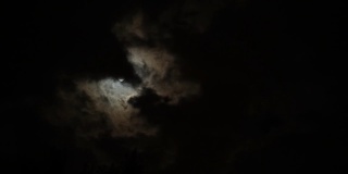 满月穿过云层