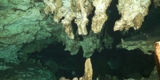 在墨西哥尤卡坦的水下洞穴中潜水。