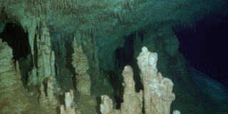 在墨西哥尤卡坦的洞穴水下潜水。
