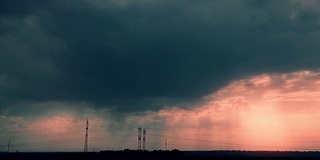 下雨的云。间隔拍摄。日落的天空。