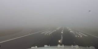 一架客机在恶劣天气下降落在跑道上。