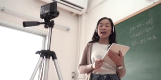 亚洲女教师在隔离期间在教室进行在线教学和演讲