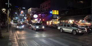 芭堤雅之夜，小轿车、摩托车走在街头的海滨大道上。