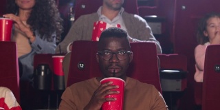 年轻的非裔美国人在电影院看电影