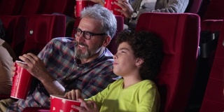 父亲和儿子在看电影