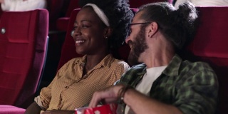 年轻的非洲女人和她的男朋友享受在电影院