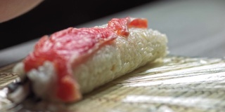 健康食用海鲜- 3。人在船上的红鱼鲑鱼特写。厨师用慢动作制作红鱼、美味肉三明治。宏厨师三文鱼片烹饪寿司近