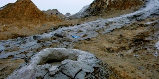 在巴库附近的戈布斯坦，沸腾的泥泡