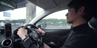 优步司机在他的车里使用智能手机上的GPS