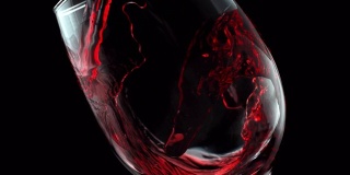 红酒在水晶酒杯中形成波浪(慢镜头1000fps