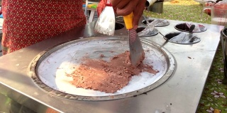 制作传统泰国卷炒冰淇淋的特写镜头