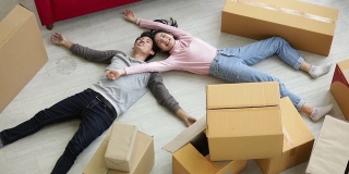 一对夫妇喜欢把东西搬进新家。一对搬家的夫妇精疲力竭。搬到新家。