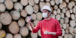 蒙面男博主制作了一个关于砍伐森林树木的在线视频。